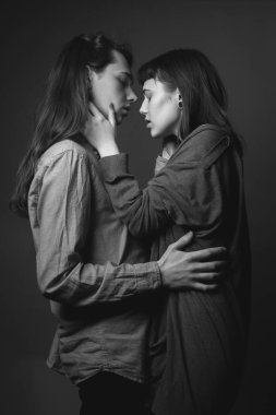 Genç ve güzel bir çiftin portresi. Stüdyo. Siyah ve beyaz.