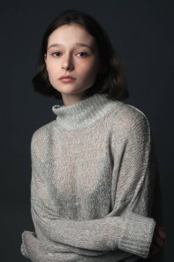 Güzel genç bir modelin portresi. Stüdyo