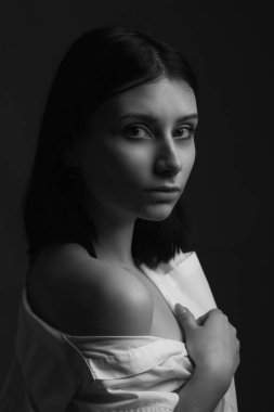 Çıplak omuzlu genç bir kadının portresi. Siyah ve beyaz