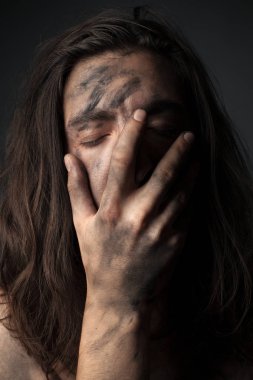 İs içindeki mutsuz genç bir adamın portresi. Yüz yüze.