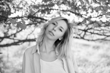 Ağacın yanındaki genç kadının portresi. Siyah ve beyaz