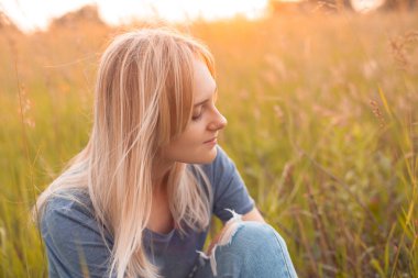 Güzel sarı saçlı bir kadının portresi. Gözler kapalı
