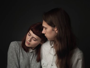 Stüdyoda poz veren güzel bir çift.