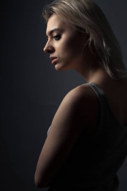 Makyajlı üzgün bir kızın portresi. Profil