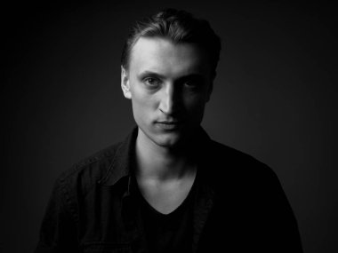 Ciddi bir gencin portresi. Siyah ve beyaz