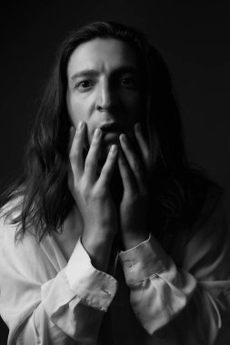 Korkak adam. Stüdyo portresi. Siyah ve beyaz