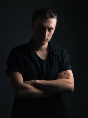 Siyah arka plan üzerine ciddi genç adam