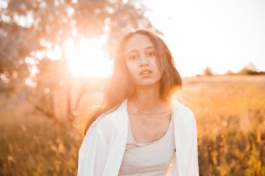 Gün batımında genç bir kadının portresi. İşaret fişeği