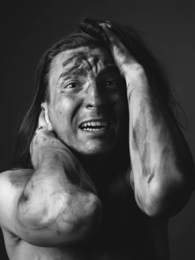 Dehşet içindeki genç adam. Siyah beyaz portre.