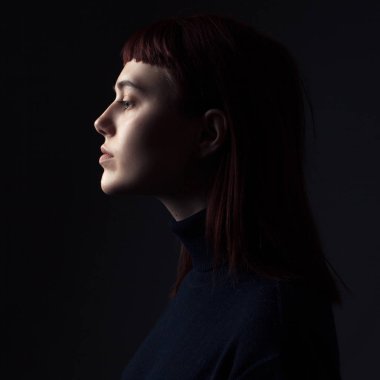 Genç bir kadının profili. Alçak tuş