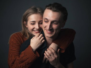 Aşık genç bir çift. Stüdyo