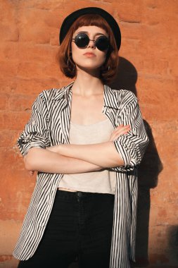 Güneş gözlüğü ve şapkayla güzel bir model.