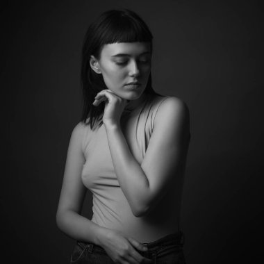 Stüdyoda güzel, üzgün bir kadın. Siyah beyaz portre.