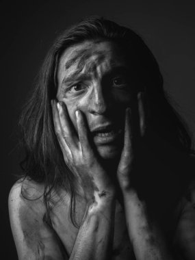 Dehşete düşmüş genç bir adamın portresi. Siyah ve beyaz