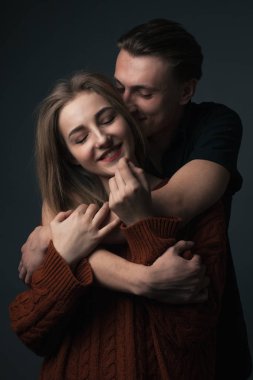 Stüdyoda aşık genç bir çift