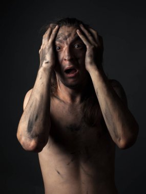 İs bulaşmış korkmuş genç bir adamın portresi..