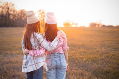 En iyi iki arkadaş gün batımını seyrediyor. Geri