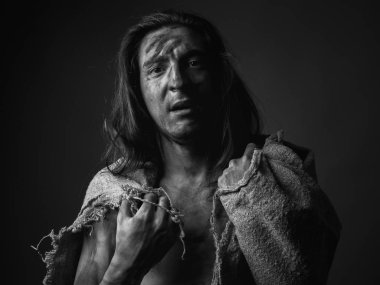 Kaba kumaşlı genç bir adamın portresi. Siyah ve beyaz.