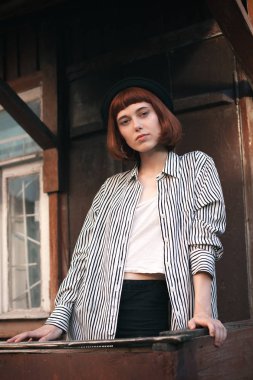 Verandadaki çizgili gömlekli genç mankenin portresi..