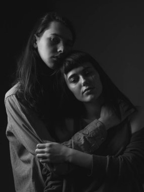 Aşık güzel bir çift. Siyah ve beyaz. Stüdyo