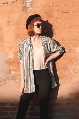 Kırmızı duvarın yanındaki kadın portresi..