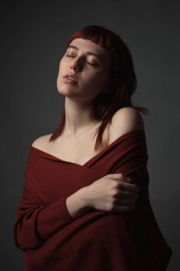 Stüdyoda tutkulu genç bir kadın.