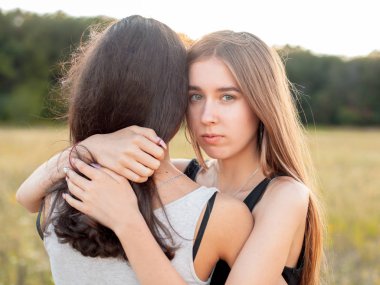 Sahada sarılan iki güzel genç kadın, en iyi arkadaşlar.