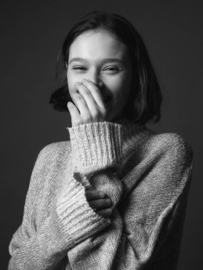 Gülen kızın portresi. Siyah ve beyaz.