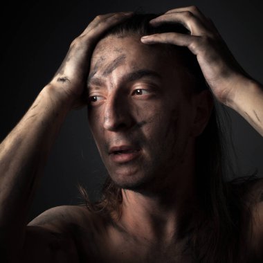 İs içindeki mutsuz bir gencin portresi..