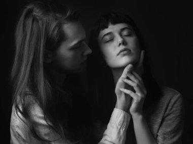 Stüdyoda poz veren güzel bir çift. Siyah ve beyaz