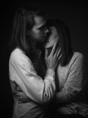 Stüdyoda poz veren güzel bir çift. Siyah ve beyaz