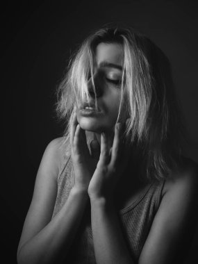 Makyajlı genç bir kadının portresi. Siyah ve beyaz