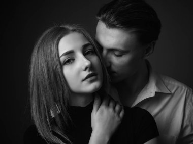 Birbirlerine aşık genç bir çift stüdyoda poz veriyor. Siyah ve beyaz