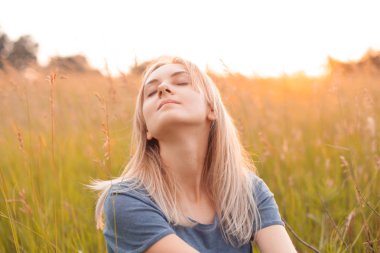 Güzel sarı saçlı bir kadının portresi. Gözler kapalı