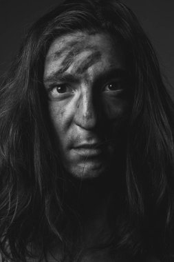 İs içindeki genç adamın portresi. Siyah ve beyaz. Kapat..