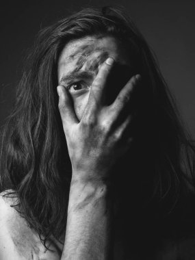 İs içindeki korkmuş genç adamın portresi. Siyah ve beyaz