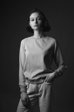 Stüdyoda genç bir kadının portresi. Siyah ve beyaz.