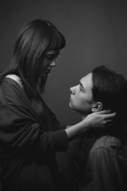 Aşık tutkulu genç bir çift. Siyah ve beyaz