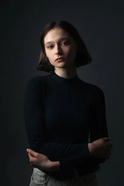 Stüdyoda Poz Veren Kısa Saçlı Genç Bir Kadın — Stok fotoğraf