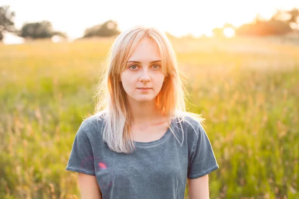 Porträt Der Schönen Blonden Jungen Frau Abend Auf Dem Feld — Stockfoto