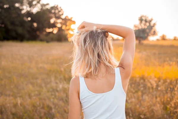 Ung Kvinna Vit Skjorta Tittar Solnedgången Tillbaka — Stockfoto