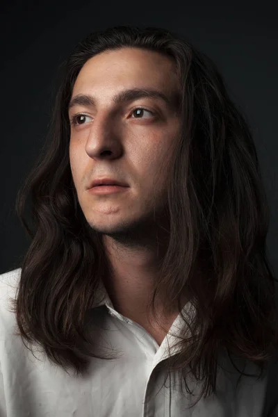 Retrato Jovem Com Cabelo Comprido Fechar — Fotografia de Stock