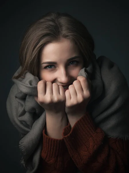 Kırmızı Süveter Eşarplı Genç Bir Kadının Portresi — Stok fotoğraf
