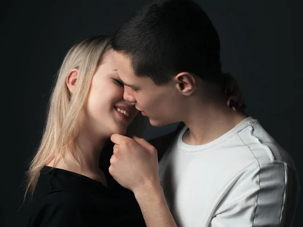 Ung Man Och Flicka Kyssas Studion Närbild — Stockfoto