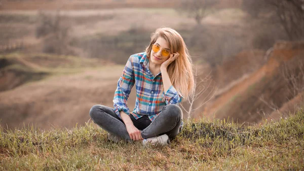 Glückliche Junge Frau Sitzt Herbst Freien — Stockfoto