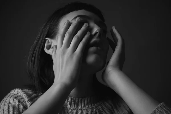 Jeune Femme Avec Les Mains Sur Visage Noir Blanc Ferme — Photo