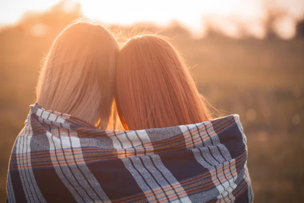 Två Unga Kvinnor Täckta Filt Tittar Solnedgången Bästa Vänner Närbild — Stockfoto