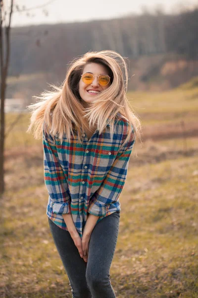 Jonge Vrolijke Vrouw Het Hebben Van Plezier Natuur — Stockfoto