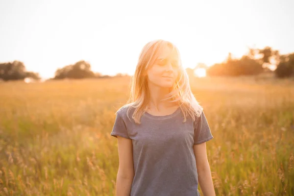 Junge Frau Die Bei Sonnenuntergang Auf Dem Feld Steht Augen — Stockfoto