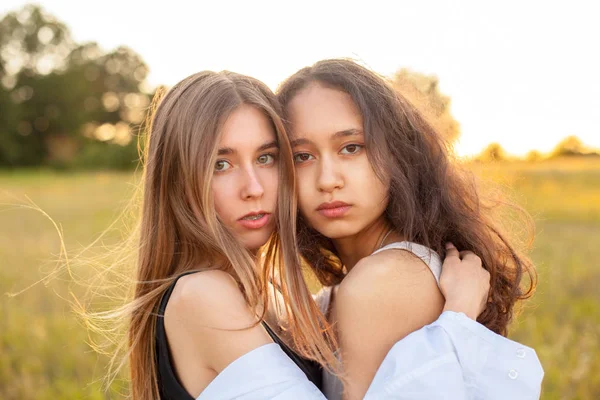 Retrato Las Dos Jóvenes Aire Libre Bajo Luz Del Sol —  Fotos de Stock